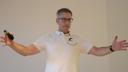 Bild: Kunz
Es gibt Pilze, die sind so breit, zeigt Pilzsachverständiger Stefan Hartwig am Donnerstagabend im Medienraum der Oberpfalz-Medien.