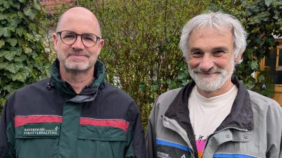 Bild: Sven Grünert
Der neue Förster für Amberg, Freudenberg und Kümmersbruck, Stefan Binner (links), und sein Vorgänger Werner Lang.