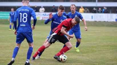 Archivbild: Dieter Jäschke
Nico Argauer (rotes Trikot) und der SC Luhe-Wildenau empfangen am Samstag das Schlusslicht Deggendorf.