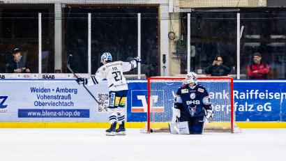 Archivbild: Tobias Neubert
Bejubeln Dane Fox (links) und die Dresdner Eislöwen bald den Aufstieg in die DEL? Den Eislöwen fehlt nur noch ein Sieg in der Serie gegen die Ravensburg Towerstars zur Meisterschaft.