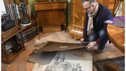Bild: Gabi Schönberger
Antiquitätenhändler Georg Strehl hat die Entwürfe zum Bau der Weidener Josefskirche per Zufall in München entdeckt.