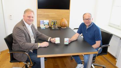 Archivbild: Carolin Böckl/Stadt Kemnath/exb
Auch Bürgermeister Roman Schäffler (rechts) und Geschäftsführer Reinhard Herr haben sich ihren Kaffee schon aus einer der bisherigen Kemnath-Sammeltassen schmecken lassen.