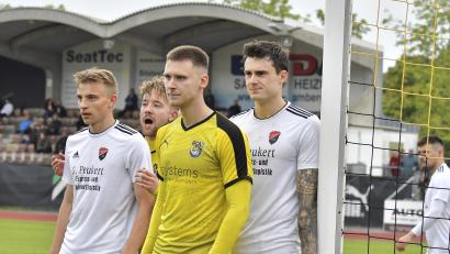 Archivbild: Hubert Ziegler
Der verletzte Mario Schmien (vorne im gelben Trikot) wird gegen Burglengenfeld vermutlich noch nicht wieder ins Trikot des FC Amberg zurückkehren.