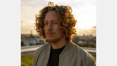 Bild: Leo Müller-Klönne for MIGHTKILLYA/exb
Michael Schulte gibt das Konzert zur Eröffnung der Glasschleif in Marktredwitz.