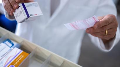 Symbolbild: Monika Skolimowska/dpa
Versuchter Betrug in einer Regensburger Apotheke: Eine aufmerksame Apothekerin entlarvt zwei Münchener mit gefälschten Rezepten.