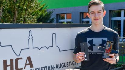 Bild: Petra Hartl
Nicolas Nagelschmidt besucht das Herzog-Christian-August-Gymnasium in Sulzbach-Rosenberg. Stolz präsentiert er seine Erfindung "Audio Interface".
