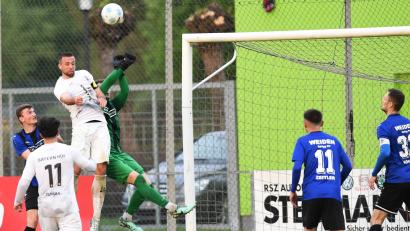 Bild: Büttner
In dieser Szene fällt das 2:1 für Bayern Hof: Weidens Keeper Jannik Schmutzer verschätzt sich, Alexander Seidel nickt dankbar für die Gäste ein.