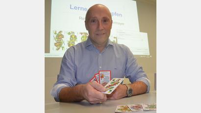 Bild: Kunz
Erich Rohrmayer aus Niederbayern hat schon viele Bücher zum Thema Kartenspielen veröffentlicht. Er gibt seine Kenntnisse im Medienraum der Oberpfalz-Medien weiter.