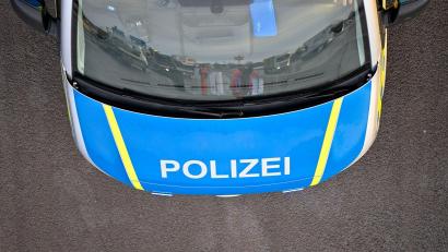 Symbolbild: Klaus-Dietmar Gabbert/dpa
Die Polizei wurde alarmiert, weil sich ein 73-Jähriger unter seinem Auto eingeklemmt hat.