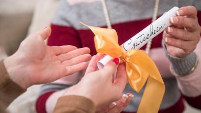 Bild: Christin Klose/dpa-tmn
Geschenkgutscheine sind ein beliebtes Präsent.