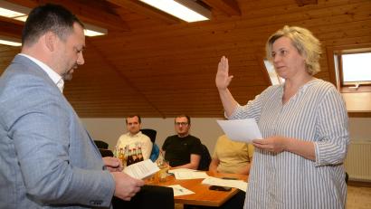 Bild: bey
Sabine Meißner legt als neue Marktgemeinderätin in Luhe-Wildenau vor Bürgermeister Sebastian Hartl den Eid ab.