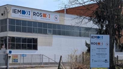 Bild: wüw
2016 hat der Autozulieferkonzern Faurecia den Standort in Trabitz aufgegeben. Danach nutzten verschiedene lokale Firmen die Räume auf dem früheren Leistritzgelände. Der Name "ROS Rollentechnik" ist dort ebenfalls noch zu finden - die Firma selbst aber nicht mehr.