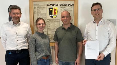 Bild: Fleißner/exb
Im Fensterbacher Rathaus wurde der Vertrag unterzeichnet. Das Bild zeigt (von rechts) Wolfgang Dumm, Florian Adam, Ina Ebner und Daniel Liegl (von rechts).