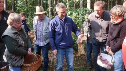 Bild: Kunz
Der frühe Vogel fängt den Wurm. Beizeiten brachen die Pilzwanderer am Samstagvormittag auf. Experte Stefan Hartwig zeigt den Sammlern einen Knollenblätterpilz, allerdings ein ungiftiges Exemplar.
