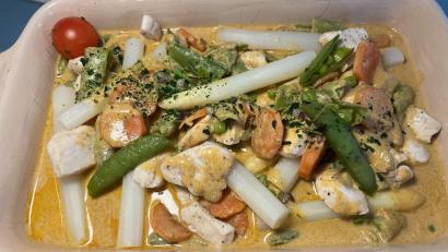 Bild: Michael Schiffer
Curry mit Spargel, Zuckerschoten und Hähnchenbrustfilet.