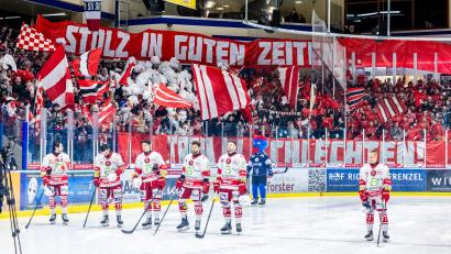 Archivbild: Tobias Neubert
Diese beeindruckende Choreografie zeigten die Anhänger der Eispiraten Crimmitschau beim ersten Duell am 30. Dezember in Weiden. Nun kämpft der Eishockeystandort ums Überleben.