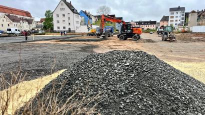 Bild: Gabi Schönberger
Auf dem ehemaligen Bürgerbräugelände zwischen Hochstraße und Bahnhofstraße laufen die Vorbereitungen für das neue Landesamt für Finanzen. Der Bau der Dienststelle soll nächste Woche beginnen.