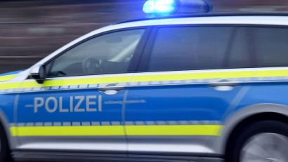 Symbolbild: Carsten Rehder/dpa/Symbolbild
Einen Großeinsatz löst ein 23-Jähriger aus, der nach einem Unfall bei Schwarzenfeld zu Fuß in den Wald flüchtet.