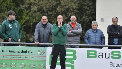 Bild: Hubert Ziegler
Tobias Rösl (Mitte), der neue Trainer DJK Ammerthal, kann es nicht glauben. Die DJK verlor das wichtige Spiel gegen den TSV Kornburg mit 0:1.