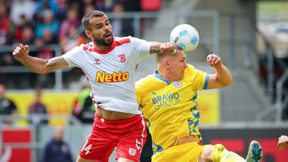 Bild: Daniel Karmann/dpa
Der Regensburger Robin Ziegele (l) kämpft mit dem Braunschweiger Julian Baas um den Ball.