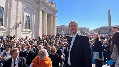 Bild: Bayerische Staatskanzlei/dpa
Der bayerische Ministerpräsident Markus Söder nahm an der Trauerfeier für Papst Franziskus auf dem Petersplatz teil.