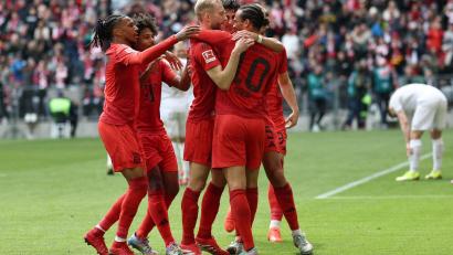 Bild: Daniel Löb/dpa
Freude über die Führung von Leroy Sané (r) - der Meister-Jubel ist vertagt.