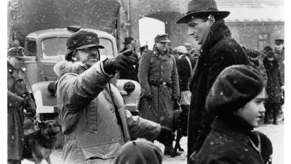 Bild: Universal Pictures
Steven Spielberg (links) gewann mit „Schindlers Liste“ einen Regie-Oscar, Hauptdarsteller Liam Neeson (rechts) bekam die Trophäe als „Bester Hauptdarsteller“.