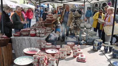 Bild: gf
Der Krügelmarkt am Malteserplatz war am Wochenende wieder ein gut frequentierter Anziehungspunkt für Besucher, die Keramik- oder Holzkunst kaufen wollten.