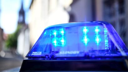 Symbolbild: Patrick Seeger/dpa
Eine Frau aus Thalmassing (Landkreis Regensburg) wurde in einem Waldstück tot aufgefunden.