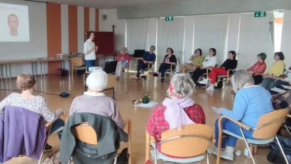Bild: Georg Fröhler
Unter Leitung von Mimikresonanz-Trainerin Katharina Rust (stehend) erlernten 22 aktive Hospiz- und Trauerbegleiter des Hospizvereins Amberg und Landkreis Amberg-Sulzbach bei einem Teamtag zum Thema Mimikresonanz, kleine Signale der Mimik wahrzunehmen und richtig zu interpretieren.