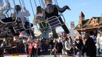 Bild: Kunz
Kettenkarussell: Immer wieder ein Spaß für die Kinder. Am 87. Weidener Frühlingsfest ist es gut besucht.