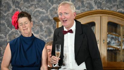 Bild: kki
Theo Häuslein (Thomas Fritsch) gratuliert seiner Frau Paula (Annette Frischholz) mit mäßigem Erfolg zum Geburtstag.