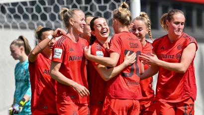 Bild: Peter Kneffel/dpa
Jubelt und trifft: Torjägerin Lea Schüller (2.v.l.)