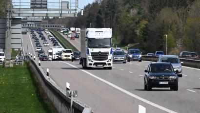 Symbolbild: Felix Hörhager/dpa
Größere Staus blieben laut den bayerischen Polizeibehörden weitestgehend aus.
