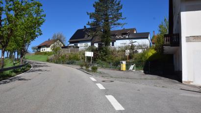 Bild: fla
Beginnend bei der ehemaligen Tankstelle könnte rechtsseitig der Staatsstraße St 2181 ein Gehweg nach Lennesrieth zur Bushaltestelle ohne Querung der Staatsstraße angelegt werden. Allerdings müsste unter anderem eine Mauer errichtet werden, um den Hang zu stützen.