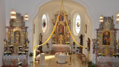Bild: dob
Die Roggensteiner sind am "Weißen Sonntag" wieder in ihre grundlegend renovierte Pfarrkirche St. Erhard eingezogen. Am Hochaltar ist der Patron, der Heilige Erhard von Regensburg, zu sehen.