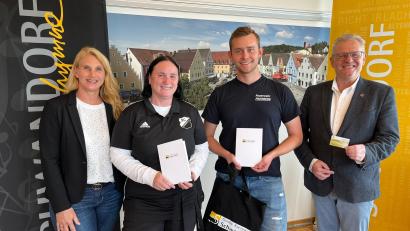 Bild: Andreas Hofmeister/Stadt Schwandorf/exb
Sachbearbeiterin Barbara Aved (links) und OB Andreas Feller (rechts) überreichen Ehrenamtskarten an Melanie Rühl (SC Weinberg) und Thomas Dirmeier (FFW Fronberg). Weitere Engagierte erhielten ihre Karten per Post.