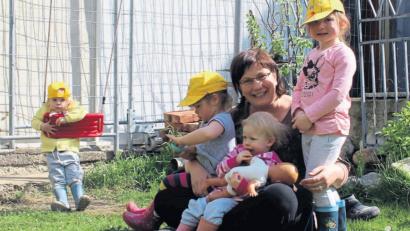 Archivbild: dwi
Tagesmutter Anke Schmietendorf umarmt ihre Schützlinge. Mit so viel Liebe, als ob es ihre eigenen Kinder wären. Die Kinder auf diesem Archivbild sind mittlerweile schon etwas älter.
