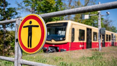 Bild: Fabian Sommer/dpa
Zwei Menschen kamen beim Surfen auf einer S-Bahn ums Leben.