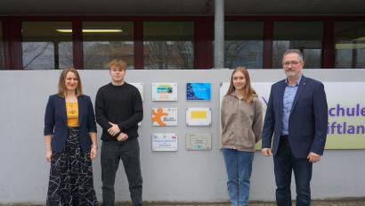 Bild: jeb
Schulleiter Stephan Drexler (rechts), Tschechischlehrkraft Dana Fialova (links) und zwei Schüler der Talentklassen, Robin Baumgärtner (10. Klasse) und Anna Zwerenz (9. Klasse), sind vom Wert des bilingualen Angebots überzeugt.