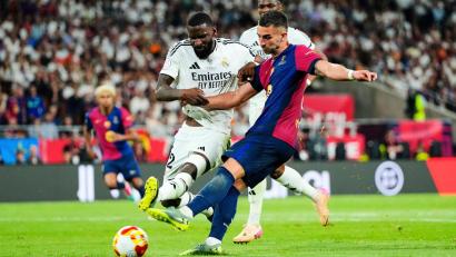 Bild: Jose Breton/AP/dpa
Im Pokalfinale gegen den FC Barcelona leistete sich Antonio Rüdiger (l) einen heftigen Aussetzer.
