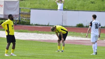 Bild: Hubert Ziegler
Restlos bedient sind Banding Jawara (links) und Noah Majdic (Mitte) vom FC Amberg hinsichtlich der 1:7- Heimniederlage gegen den ASV Burglengenfeld.