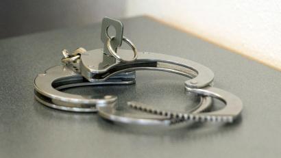Symbolbild: Armin Weigel/dpa
Nach einer Kontrolle in einem Zug wurde ein 38-Jähriger in die Justizvollzugsanstalt Hof gebracht.