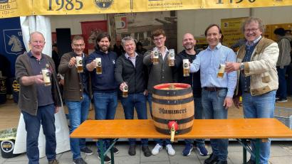 Bild: gsp
Nach dem erfolgreichen Fassanstich stießen die Organisatoren des Bierfestes an. Von links: Arno Diener (Sudhang Hausbrauerei), Reiner Volkert (Kulturamtsleiter), Maximilian Winkler (Brauerei Winkler), Anton Bruckmüller (Brauerei Bruckmüller), Xaver Bruckmüller (Juniorchef Brauerei Bruckmüller), Dirk Scheffel (Schloderer Bräu), Franz Kummert (Brauerei Kummert) und Martin Sterk (Brauerei Sterk, Raigering).