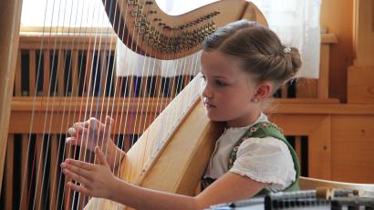 Bild: Ina Piehler
Sie spielt Harfe und singt wie ein Engel: Antonia Beer (8) von der Familienmusik Beer aus Rötz.
