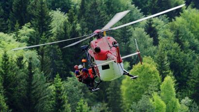 Symbolbild: ads
Einsatzkräfte der Bergwacht flogen mit einem Hubschrauber zur Unglücksstelle bei Wunsiedel.
