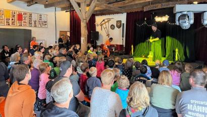Bild: bjo
Die Aufführung des Marionetten-Theaters Schwandorf kam bei Kindern und Erwachsenen in Schmidmühlen gut an.