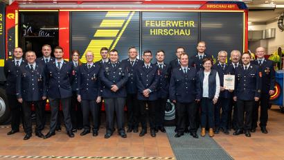 Bild: Maier Tom
Bei der Jahreshauptversammlung der Freiwilligen Feuerwehr wurden eine Reihe von Feuerwehrleuten befördert bzw. für ihre Dienste geehrt. Von links: 1. Vorstand Nico Schuminetz, Ehrenvorstand Michael Schuminetz, 1. Kommandant Sebastian Jasinsky,Christian Kraus (10 Jahre, Oberfeuerwehrmann), Marina Schlaffer (10 Jahre), Jürgen Scheffmann (50 Jahre), Patrick Groher (Löschmeister), Johannes Bäumler (10 Jahre), Markus Tomala (Hauptfeuerwehrmann), Mario Gärtner (Oberfeuerwehrmann), Bernhard Meyer (20 Jahre), Stefan Fehlner (20 Jahre), stellvertretende Kommandanten Daniel Braerley und Christoph Erras, 2. Bürgermeisterin Bärbel Birner, Günther Heidl (50 Jahre), Ehren-Kreisbrandrat Fredi Weiß, Kreisbrandinspektor Michael Iberer und 2. Vorstand Thomas Maier.