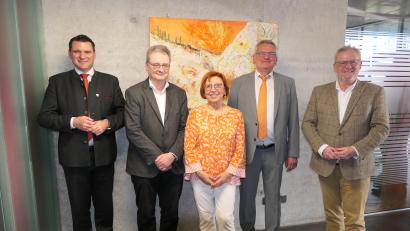 Bild: Stefan Karl/exb
Sie freuen sich über eine gelungene Ausstellungseröffnung: Landrat Thomas Ebeling, ZMS-Verbandsdirektor Thomas Knoll, die Künstlerin Irene Duscher, Stadtpfarrer Christian Kalis sowie Schwandorfs Oberbürgermeister Andreas Feller (von links).