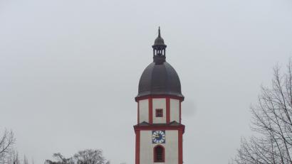 Archivbild: amö
Da fehlt doch was – seit 3. Januar 2021. Wann und ob der Winklarner Kirchturm wieder seine Wetterfahne bekommt, ist so ungewiss wie Anfang Januar 2021, als sie aus Sicherheitsgründen abgenommen werden muss.